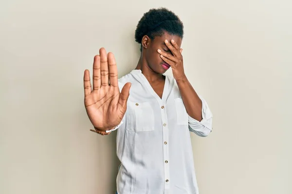 Ung Afrikansk Amerikansk Flicka Bär Casual Kläder Täcker Ögon Med — Stockfoto