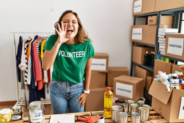 Bağışta Gönüllü Tişört Giyen Güzel Spanyol Kadın Ağızla Bağırarak Bağırarak — Stok fotoğraf