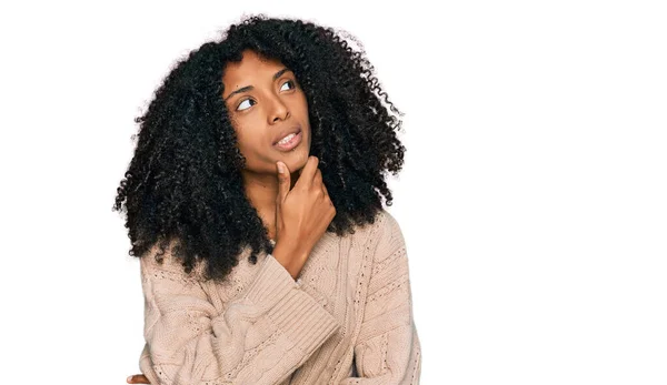 年轻的非洲裔美国女孩穿着休闲装 双手托着下巴思考问题 沉思的表情 脸上挂着沉思的笑容 怀疑概念 — 图库照片