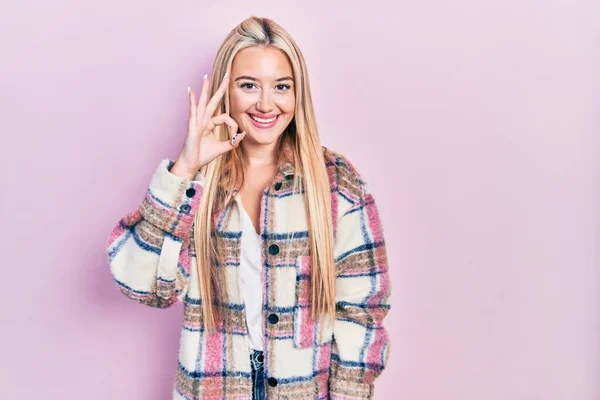 Ung Blond Flicka Bär Casual Kläder Ler Positivt Gör Tecken — Stockfoto