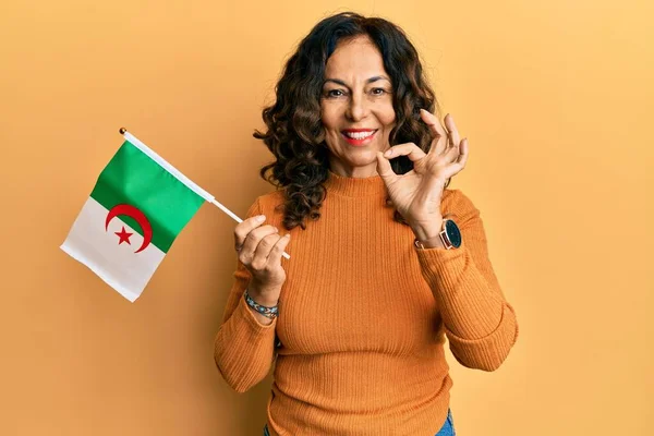 Mujer Hispana Mediana Edad Sosteniendo Bandera Algeria Haciendo Bien Signo — Foto de Stock