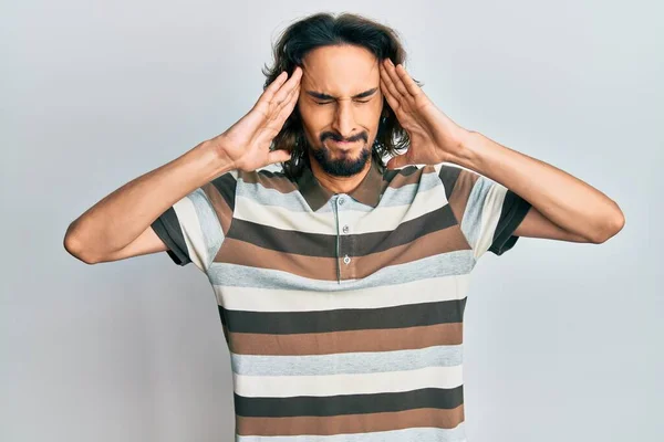 若いヒスパニック系の男性の頭の上に手でカジュアルな服を着て 頭痛の種のため ストレス 片頭痛 — ストック写真