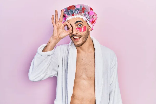 Junger Hispanischer Mann Bademantel Und Duschkappe Mit Augenklappen Lächelnd Glücklich — Stockfoto