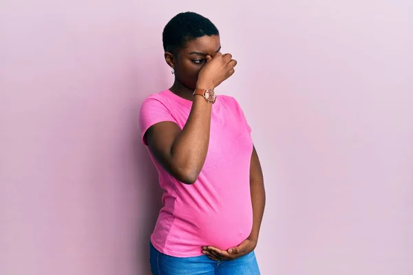 Mujer Afroamericana Joven Esperando Bebé Tocando Vientre Embarazada Cansada Frotando — Foto de Stock