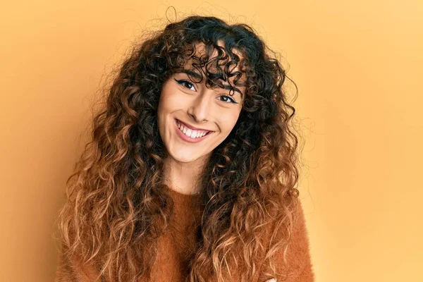 Chica Hispana Joven Con Ropa Casual Cara Feliz Sonriendo Con —  Fotos de Stock