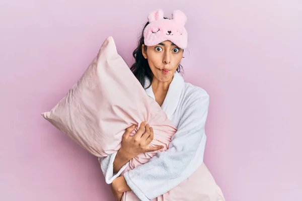 Adolescente Hispana Con Aparatos Dentales Con Máscara Para Dormir Bata —  Fotos de Stock