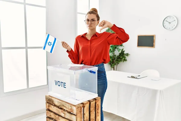 Mujer Morena Joven Votando Poniendo Sobre Las Urnas Sosteniendo Bandera —  Fotos de Stock