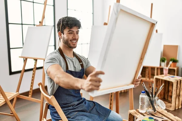 Jovem Artista Hispânico Homem Sorrindo Feliz Segurando Tela Estúdio Arte — Fotografia de Stock