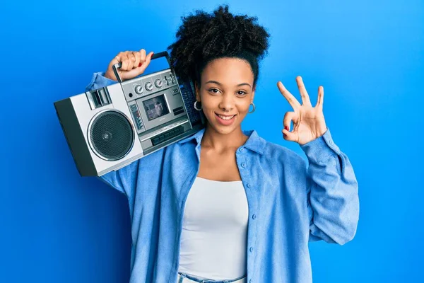 Joven Afroamericana Chica Sosteniendo Boombox Escuchando Música Haciendo Signo Con —  Fotos de Stock