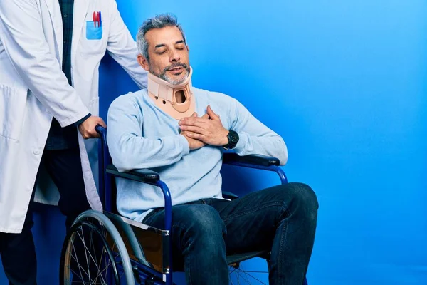 Hombre Guapo Mediana Edad Con Pelo Gris Silla Ruedas Con — Foto de Stock