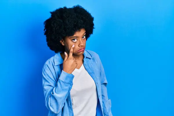 Jovem Afro Americana Vestindo Roupas Casuais Apontando Para Olho Observando — Fotografia de Stock