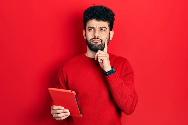 Ung Arabisk Man Med Skägg Med Pekplatta Enhet Allvarligt Ansikte — Stockfoto