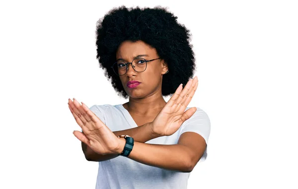 Mujer Afroamericana Joven Que Usa Expresión Rechazo Casual Camiseta Blanca —  Fotos de Stock