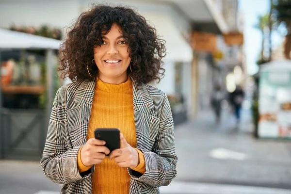 Jovem Empresária Hispânica Sorrindo Feliz Usando Smartphone Cidade — Fotografia de Stock