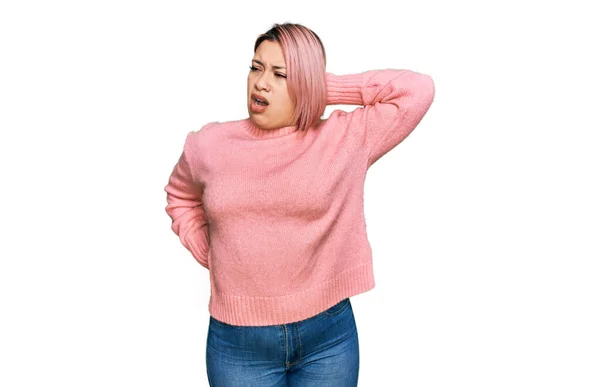 ピンクの髪を持つヒスパニック系の女性は 首の痛みの負傷の苦しみカジュアル冬のセーターを着て 手で首に触れ 筋肉痛 — ストック写真