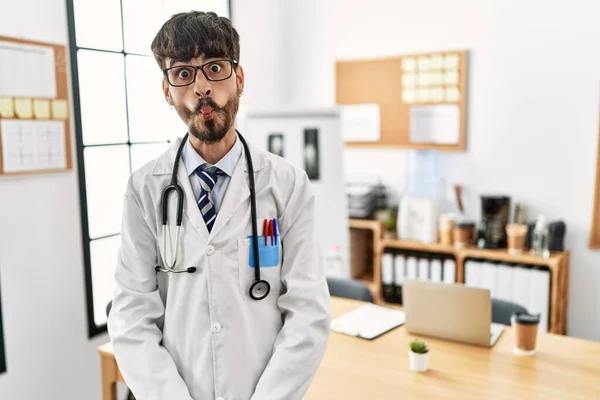 Hispanic Man Beard Wearing Doctor Uniform Stethoscope Office Making Fish — Zdjęcie stockowe