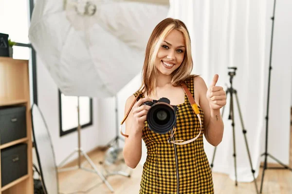 Young Caucasian Photographer Girl Holding Professional Camera Photography Studio Smiling — Stockfoto