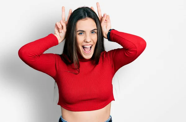 Giovane Adolescente Bruna Indossa Maglione Rosso Collo Alto Posa Divertente — Foto Stock