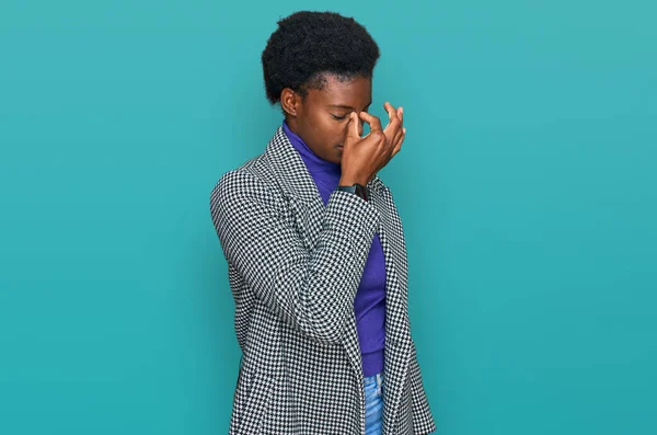 Jong Afrikaans Amerikaans Meisje Draagt Casual Kleding Moe Wrijven Neus — Stockfoto