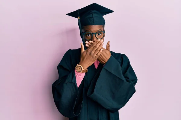 Young African American Girl Wearing Graduation Cap Ceremony Robe Shocked — Stock Photo, Image