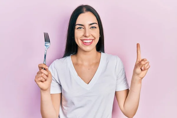 Mulher Bonita Com Olhos Azuis Segurando Garfo Prata Sorrindo Com — Fotografia de Stock