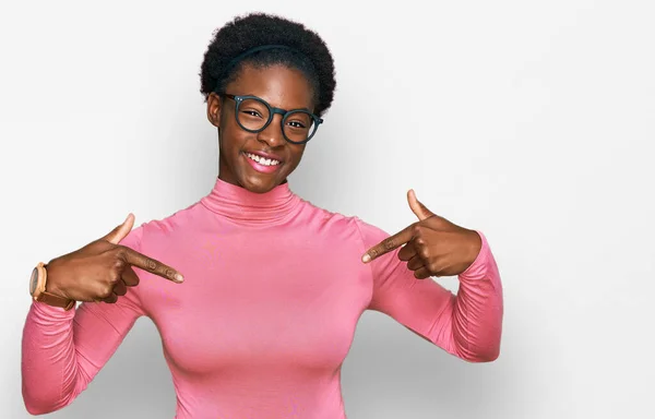 Jovem Afro Americana Vestindo Roupas Casuais Óculos Olhando Confiante Com — Fotografia de Stock