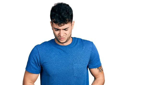Jovem Hispânico Vestindo Camiseta Casual Com Mão Estômago Porque Indigestão — Fotografia de Stock