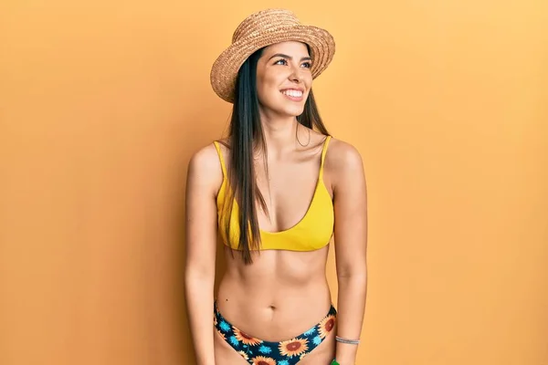 Junge Hispanische Frau Mit Bikini Und Sommerhut Die Mit Einem — Stockfoto