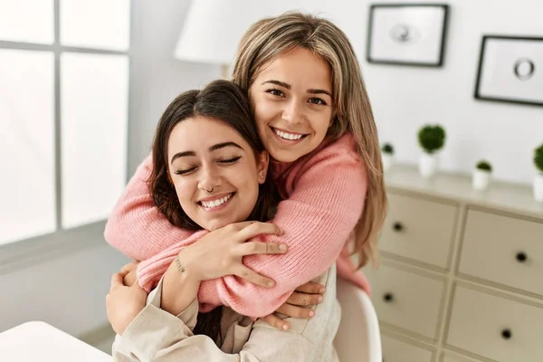 Giovane Bella Coppia Seduta Sulla Sedia Che Abbraccia Casa — Foto Stock