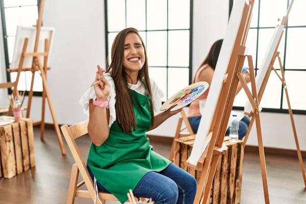 Giovane Artista Ispanica Donne Pittura Tela Studio Arte Sorridente Ridente — Foto Stock