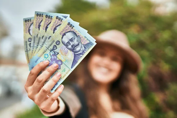 Tânăra Femeie Turistică Hispanică Zâmbind Bucuroasă Ţinând Bancnote Romania Lei — Fotografie, imagine de stoc