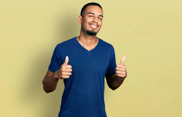 Giovane Uomo Afroamericano Indossa Casual Shirt Segno Successo Facendo Gesto — Foto Stock
