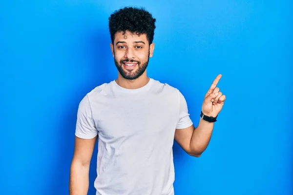Jonge Arabische Man Met Baard Casual Wit Shirt Met Een — Stockfoto