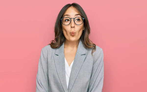 Ung Brunett Kvinna Bär Affärskläder Gör Fisk Ansikte Med Läppar — Stockfoto