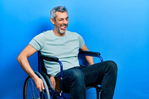 Yakışıklı Orta Yaşlı Gri Saçlı Tekerlekli Sandalyede Oturan Kameraya Seksi — Stok fotoğraf