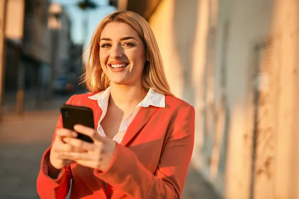 Joven Mujer Negocios Rubia Sonriendo Feliz Usando Teléfono Inteligente Ciudad —  Fotos de Stock