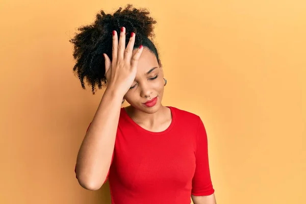 Young African American Girl Wearing Casual Clothes Surprised Hand Head — Stock Photo, Image