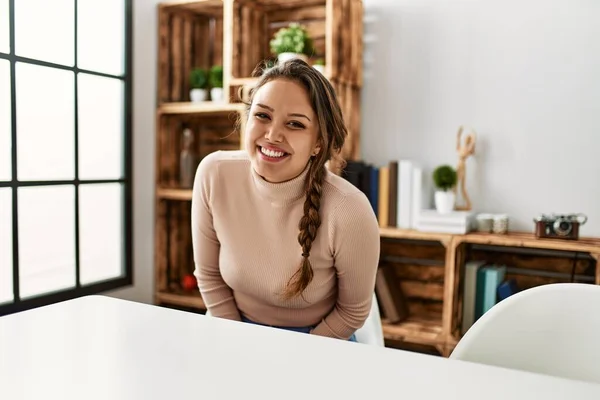 Ung Latinamerikansk Flicka Bär Casual Kläder Sitter Bordet Hemma Ser — Stockfoto