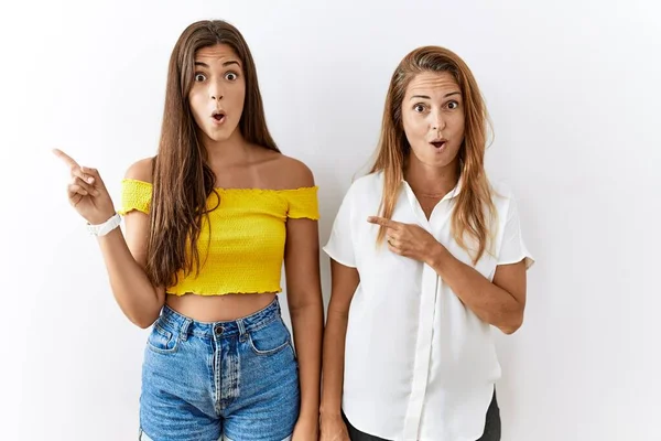 Madre Hija Juntas Pie Juntas Sobre Fondo Aislado Sorprendidas Señalando — Foto de Stock