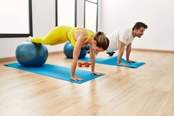 Giovane Formazione Coppia Ispanica Utilizzando Palla Forma Centro Sportivo — Foto Stock