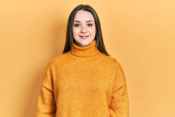 Menina Hispânica Jovem Vestindo Roupas Casuais Com Sorriso Feliz Legal — Fotografia de Stock