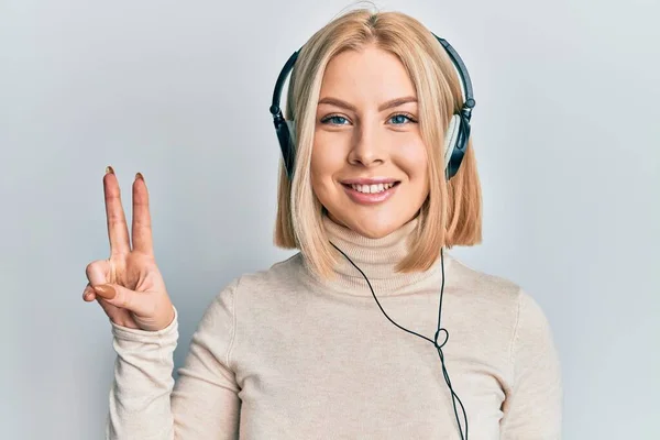 Jovem Loira Ouvindo Música Usando Fones Ouvido Sorrindo Com Rosto — Fotografia de Stock