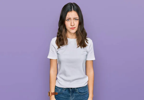 Mujer Hermosa Joven Vistiendo Casual Camiseta Blanca Escéptico Nervioso Frunciendo —  Fotos de Stock