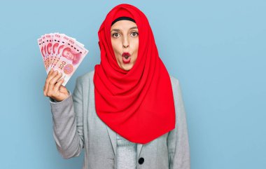 İslami tesettüre bürünmüş güzel İspanyol kadın elinde Çin Yuan banknotları tutuyordu. Şaşırmış ve şaşırmıştı. 