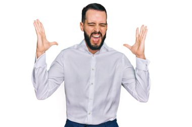 Sakallı, iş gömleği giyen, çılgın ve başarıyı kutlayan genç bir adam. Kollarını kaldırmış, gözlerini kapatmış heyecanlı çığlıklar atıyordu. Kazanan konsept 