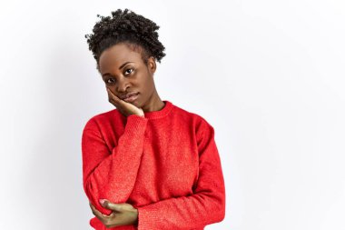 Genç Afrikalı Amerikalı kadın, izole edilmiş arka planda günlük giysiler giyip kollarını kavuşturarak depresyondan sıkılmış ve yorgun görünüyor.. 