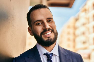 Genç işadamı şehirde mutlu bir şekilde duruyor..