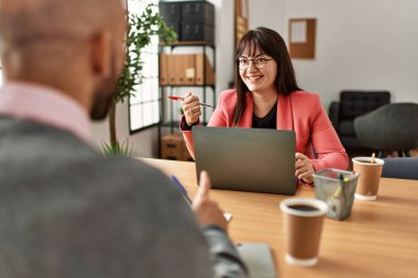 Ofiste çalışırken gülümseyen iki İspanyol iş adamı..