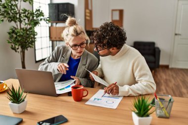 İki İspanyol iş adamı ofiste yoğunlaşmıştı..