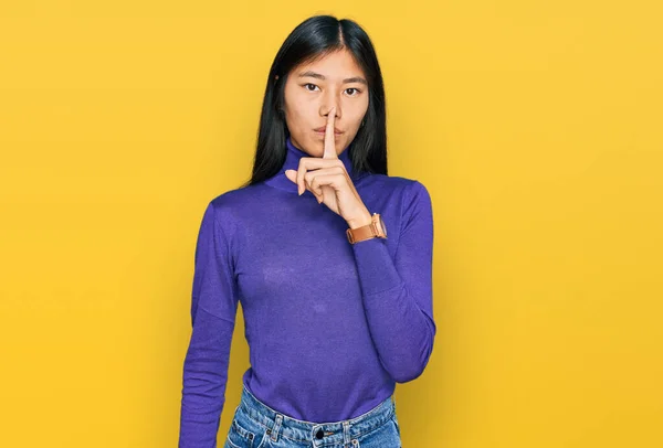 漂亮的年轻亚洲女人穿着休闲装 嘴上戴着手指 要求保持安静 沉默和秘密概念 — 图库照片